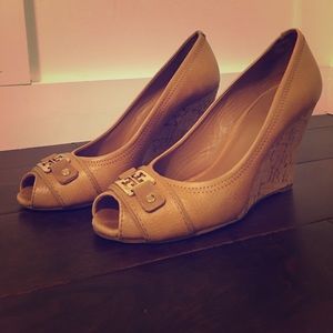 🚨 Price drop! 🚨Tory Burch peep toe wedges